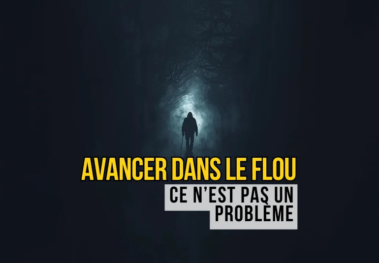 Personne avançant dans le brouillard pour illustrer le fait d’avancer dans le flou dans un accompagnement structuré.