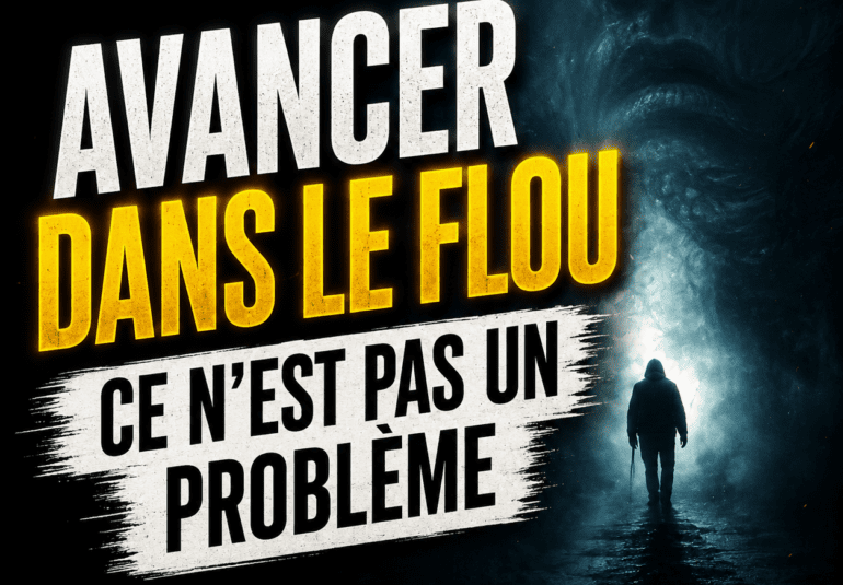 Personne avançant dans le brouillard pour illustrer le fait d’avancer dans le flou dans un accompagnement structuré.