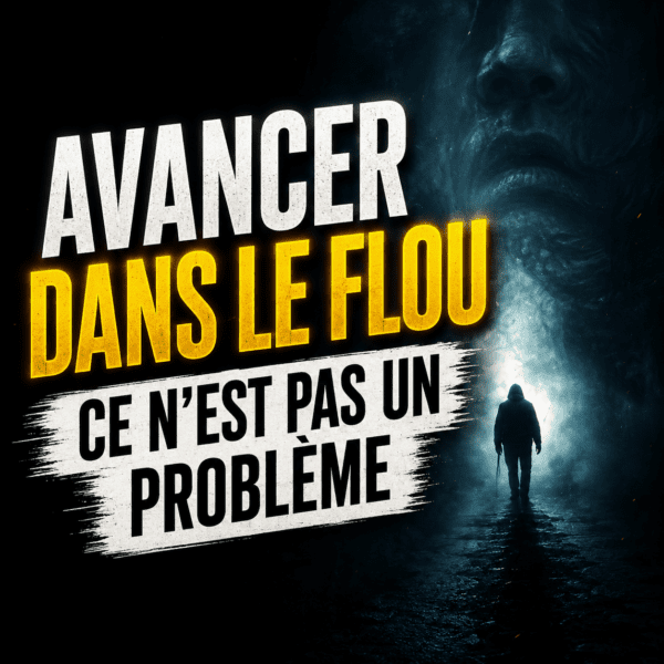 Personne avançant dans le brouillard pour illustrer le fait d’avancer dans le flou dans un accompagnement structuré.
